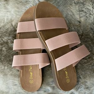 Elastic strap sandals. Pink.